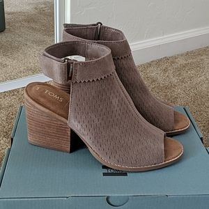 Tom's Grenada Taupe/Grey Suede heels NWB